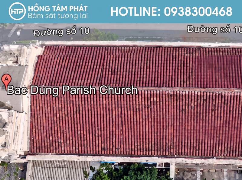 Ánh nắng chiều chiếu xuống mái ngói làm nổi bật màu đỏ gạch mộc mạc.