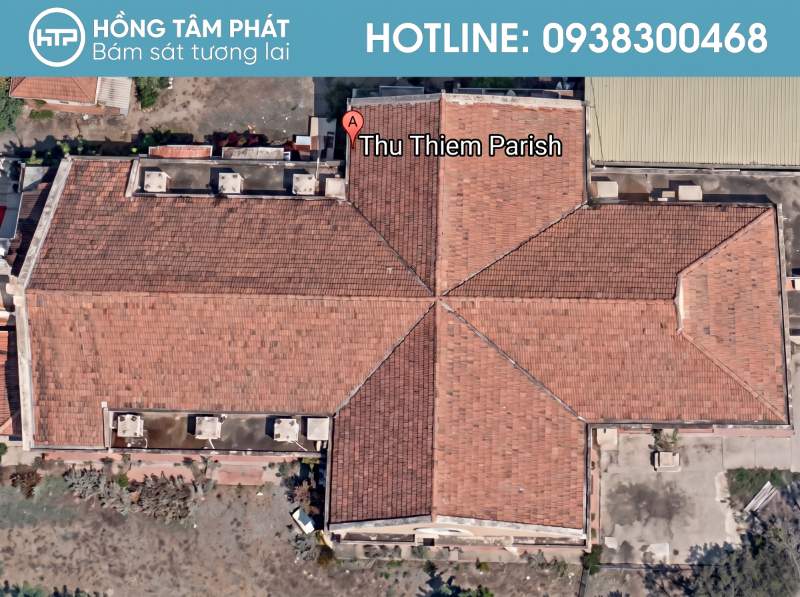 Tiếng mưa rơi trên mái ngói tạo nên một giai điệu vô cùng êm đềm.