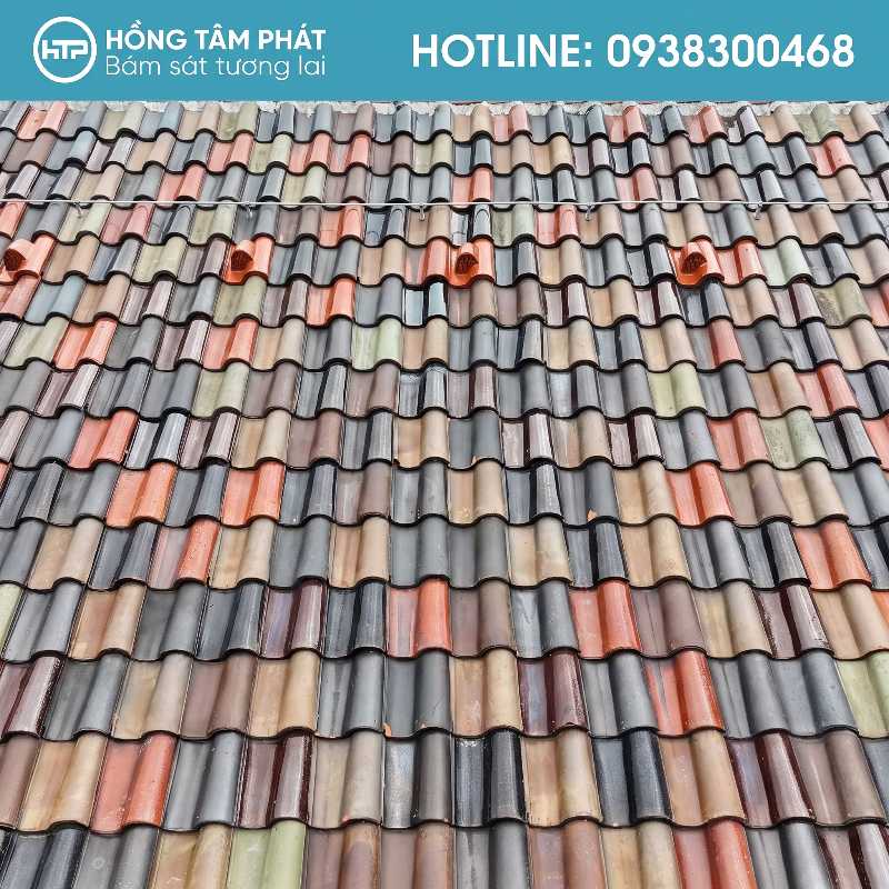 Các viên ngói hỏng được xưởng phục hồi ngói cũ, ngói cổ xử lý khéo léo.