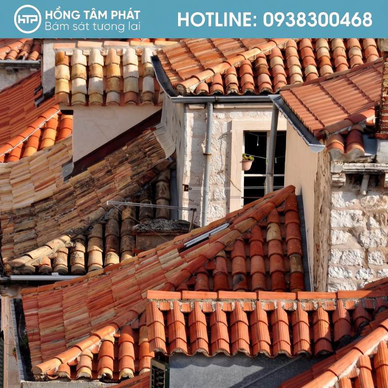 Giải pháp tối ưu để vệ sinh và sơn mái ngói cổ bị rêu mốc lâu năm.