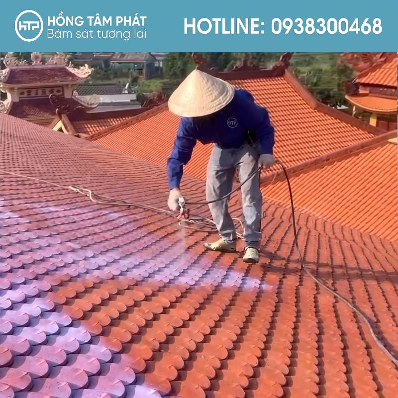 Bí quyết thực hiện vệ sinh và sơn mái ngói nhà chùa giữ độ bền.