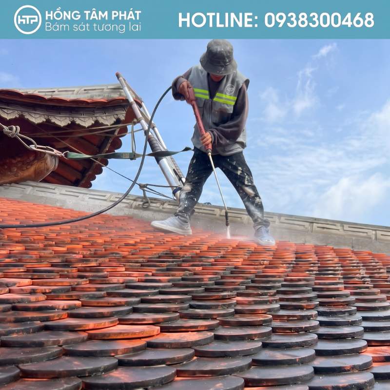 Quy trình xử lý thấm dột chuyên sâu do CHUYÊN GIA PHỤC HỒI MÁI NGÓI thực hiện.