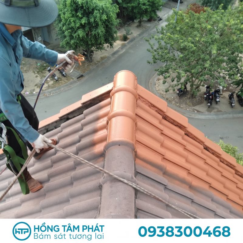 Đội ngũ thợ đang Thi Công Sơn Mái Ngói Tại Đồng Nai đạt chuẩn chất lượng cao.