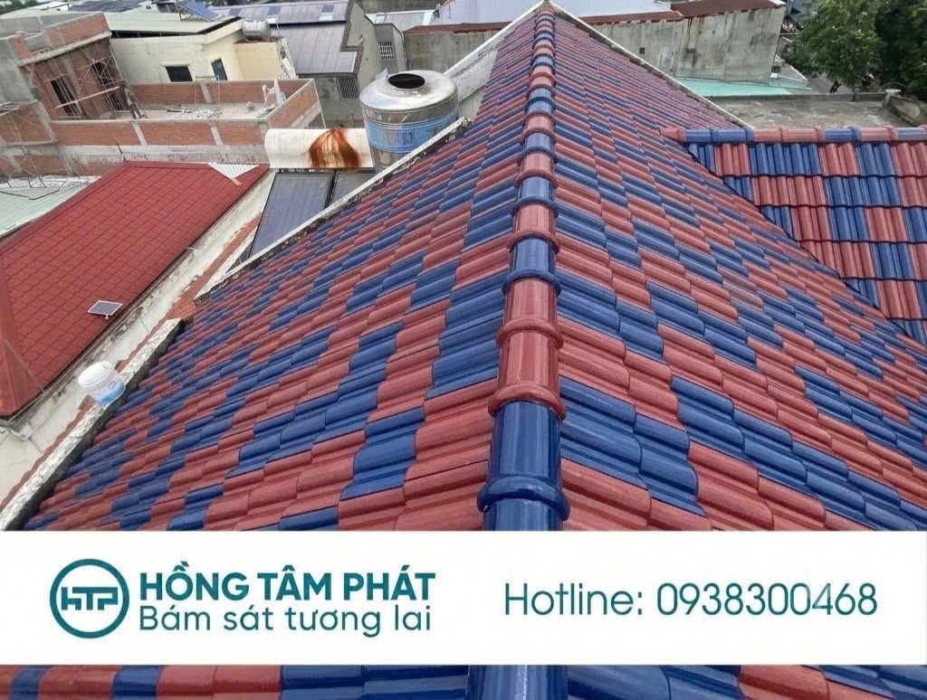 Đội thợ chuyên nghiệp đang chăm chút từng đường sơn tôn nét đẹp mái ngói.