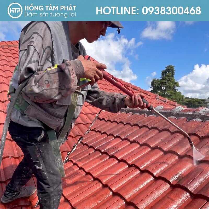 Cận cảnh quy trình phun sơn mới từ CHUYÊN GIA PHỤC HỒI MÁI NGÓI giàu kinh nghiệm.