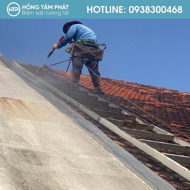 Giải pháp tối ưu để vệ sinh và sơn mái ngói nhà thờ rêu mốc.