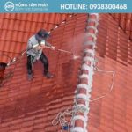 Việc vệ sinh mái ngói giúp màng sơn bám dính chắc chắn và bền màu hơn.