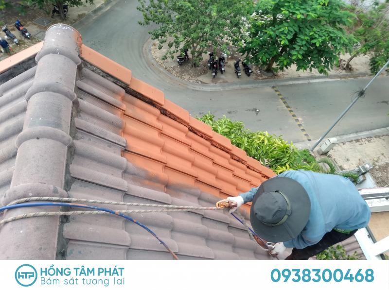 Quy trình Thi Công Sơn Mái Ngói Tại Đồng Nai giúp mái nhà chống rêu mốc tối ưu.