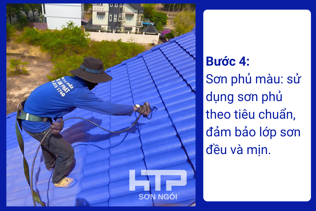 Cận cảnh phun vật liệu sơn cho mái ngói màu xanh hiện đại cho biệt thự.
