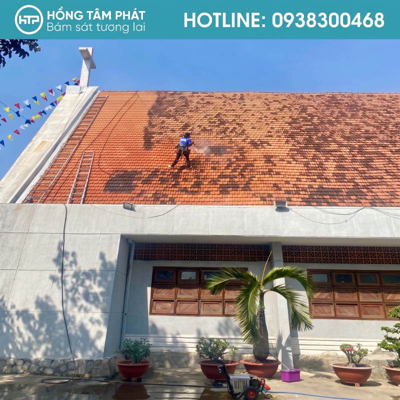 Bí quyết thực hiện vệ sinh và sơn mái ngói nhà thờ giữ độ bền.