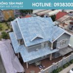Sơn lót mái ngói là bước quan trọng giúp màu sơn bám dính chắc chắn.