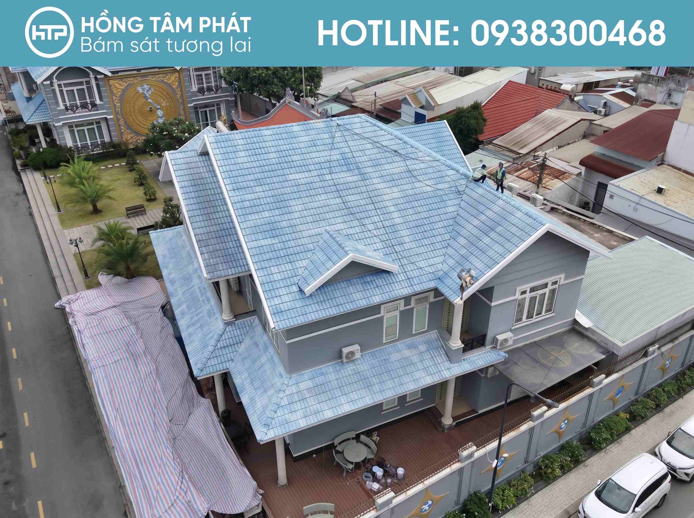 Sơn lót mái ngói là bước quan trọng giúp màu sơn bám dính chắc chắn.