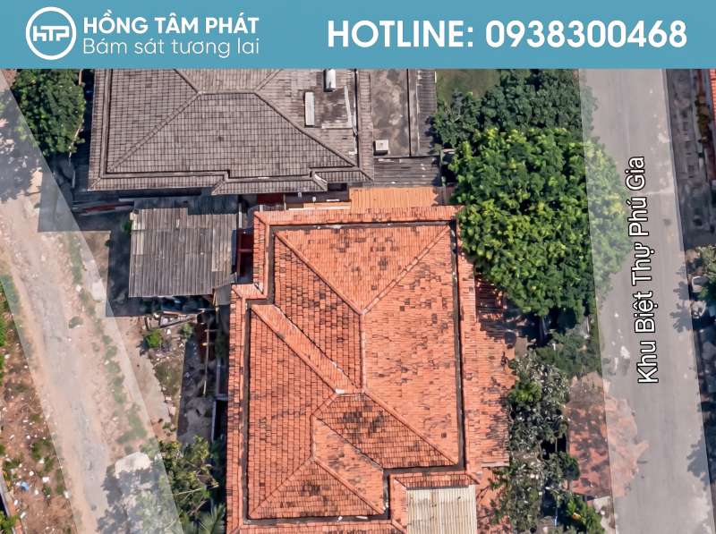 Ngôi nhà cũ nằm ẩn mình bình yên dưới những tầng mái ngói rêu xanh.