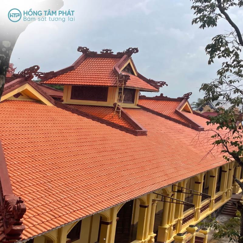 Cam kết chất lượng khi vệ sinh và sơn mái ngói nhà chùa trọn gói.