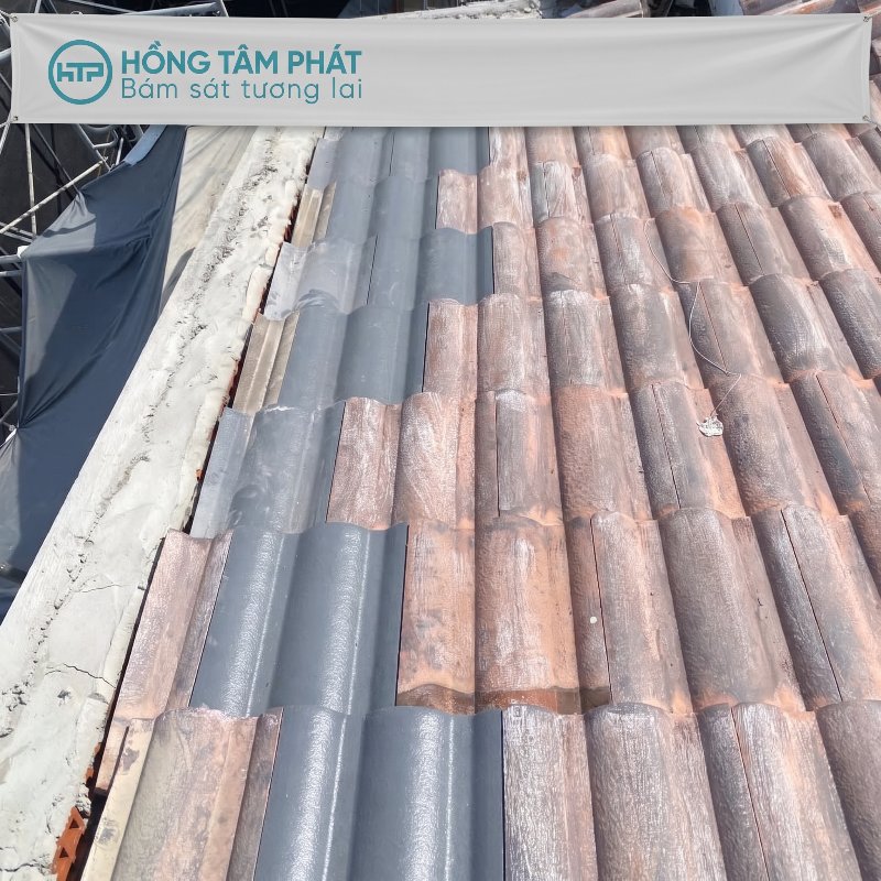 Quy trình cải tạo mái ngói cần sự kiểm tra kỹ lưỡng từ chuyên gia.