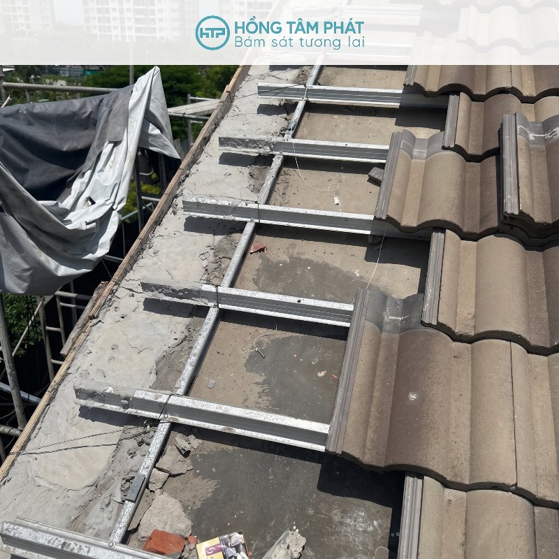 Cải tạo mái ngói giúp nâng cấp diện mạo mới cho toàn bộ căn nhà.