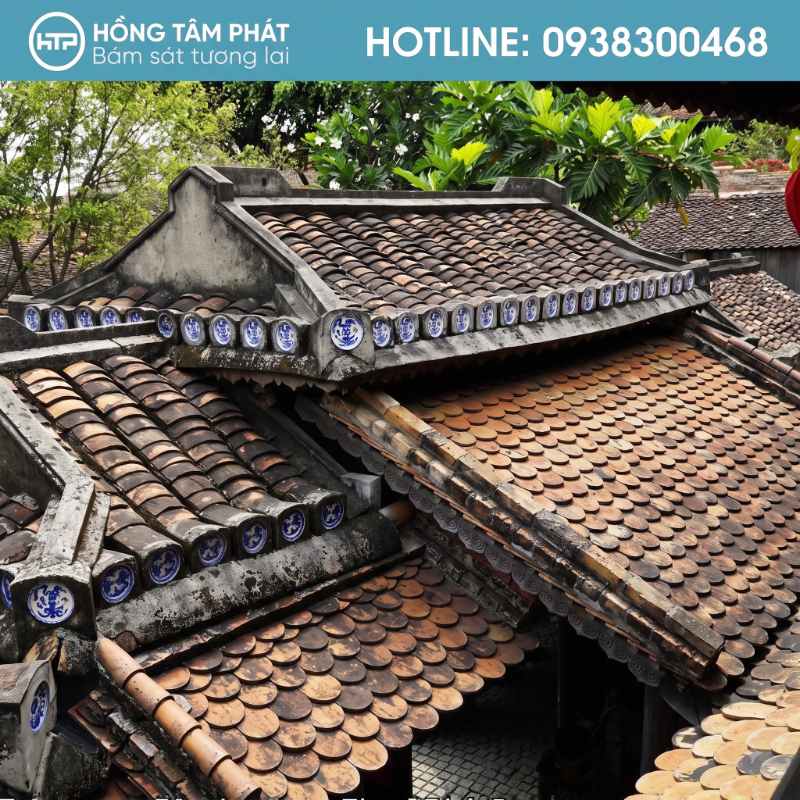 Khách hàng lựa chọn dịch vụ thu mua ngói cũ ngói cổ tại TP.HCM.