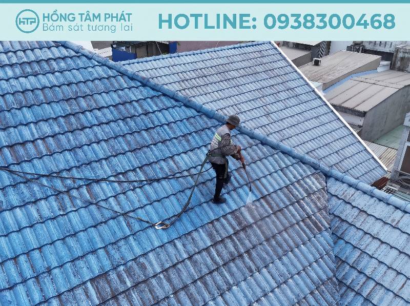 Hồng Tâm Phát khuyên gia chủ nên Vệ Sinh Mái Ngói Tại HCM trước mùa mưa bão.
