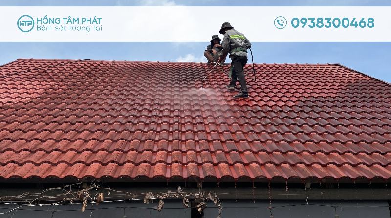 Quy trình Vệ Sinh Mái Ngói Tại HCM giúp mái nhà sạch bong rêu mốc tối ưu.