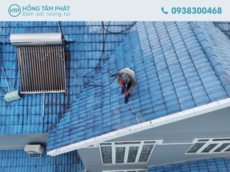 Thiết bị hiện đại ứng dụng vào Vệ Sinh Mái Ngói Tại HCM đạt độ an toàn cao.