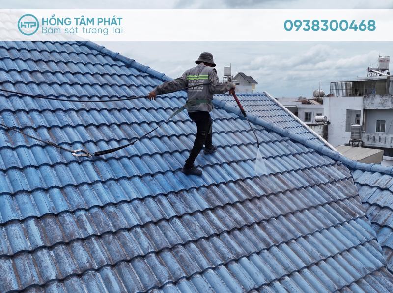 Đội thợ lành nghề cam kết tiến độ Vệ Sinh Mái Ngói Tại HCM cho khách hàng.