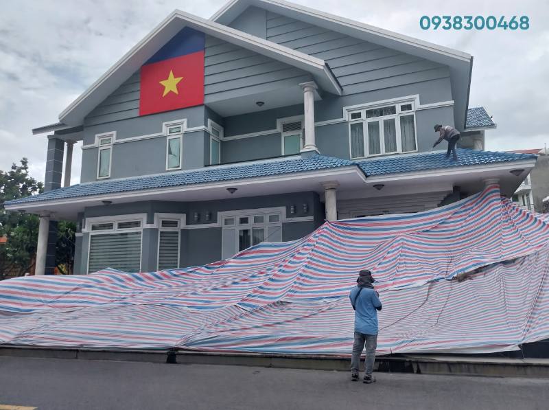 Cận cảnh phun rửa khi Vệ Sinh Mái Ngói biệt thự cho mọi gia đình hiện đại.