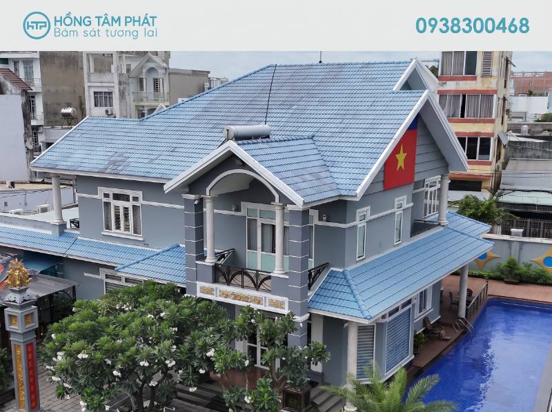 Khảo sát công trình trước khi Vệ Sinh Mái Ngói biệt thự cho khách hàng.