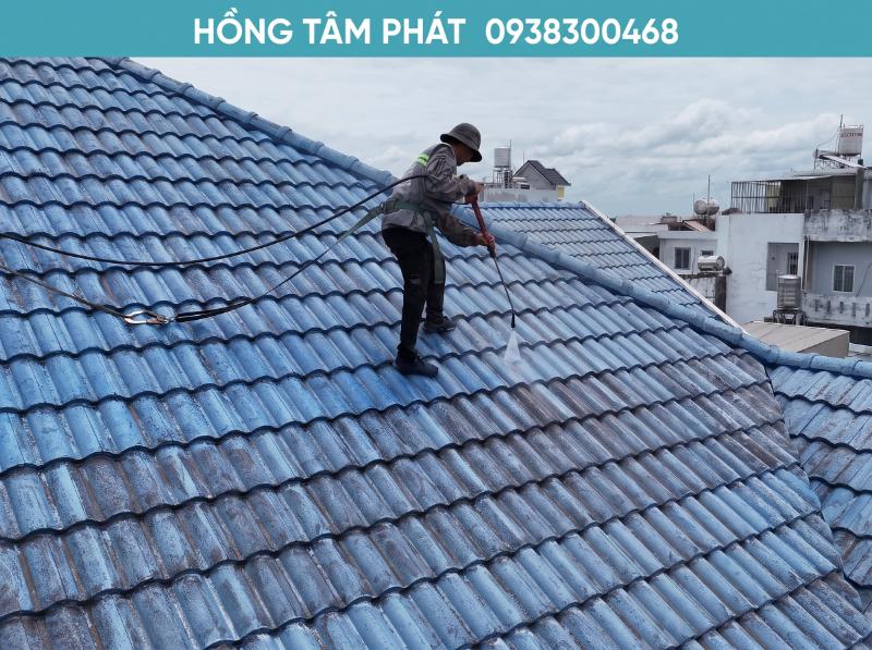 Cận cảnh phun rửa khi Vệ Sinh Mái Ngói biệt thự cho mọi gia đình hiện đại.
