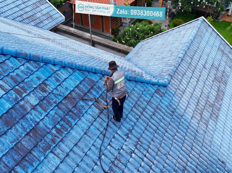 Thiết bị hiện đại ứng dụng vào Vệ Sinh Mái Ngói biệt thự đạt độ an toàn cao.