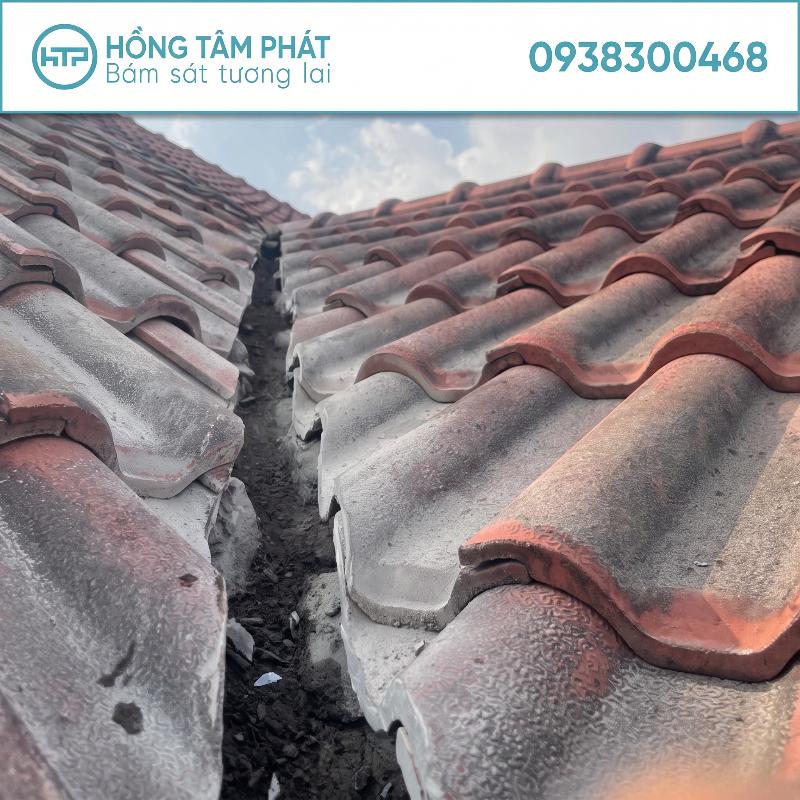 Dịch vụ thi công SƠN chống thấm mái ngói chuyên nghiệp của Hồng Tâm Phát.