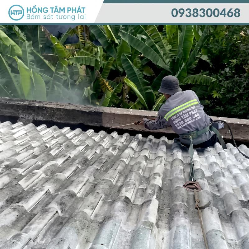 Dịch vụ thi công SƠN chống NÓNG mái ngói chuyên nghiệp của Hồng Tâm Phát.