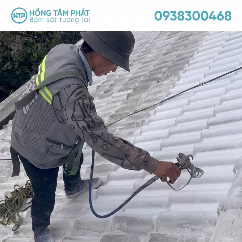 Đội ngũ thợ đang phun SƠN chống NÓNG mái ngói đạt chuẩn chất lượng cao