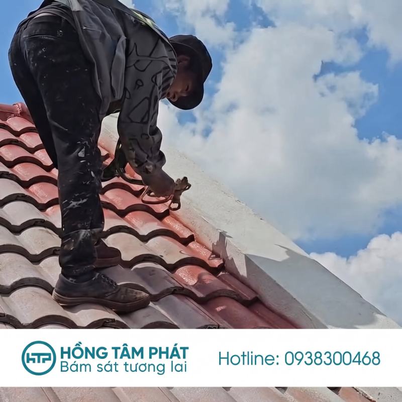 Đội ngũ thợ đang phun SƠN mái ngói BIỆT THỰ bằng dòng sơn cao cấp nhất.