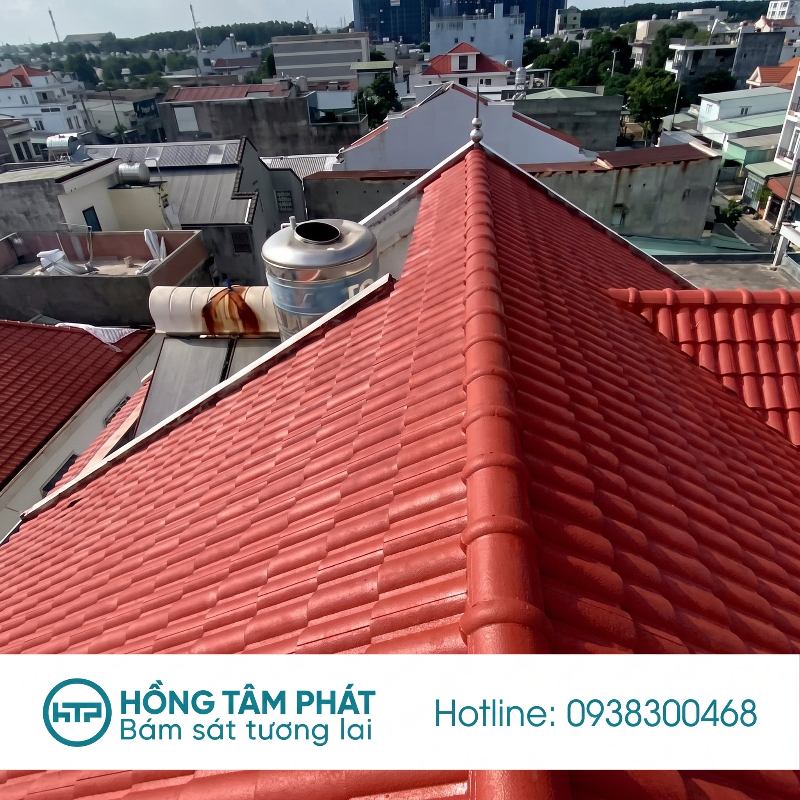Mái nhà sang trọng và rạng rỡ hơn sau khi SƠN mái ngói màu xanh hiện đại.
