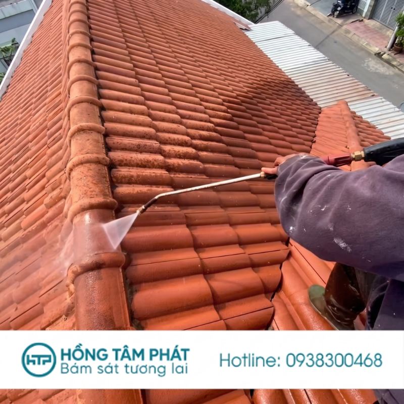 Hồng Tâm Phát chuyên SƠN mái ngói BIỆT THỰ xử lý triệt để vết rêu mốc.