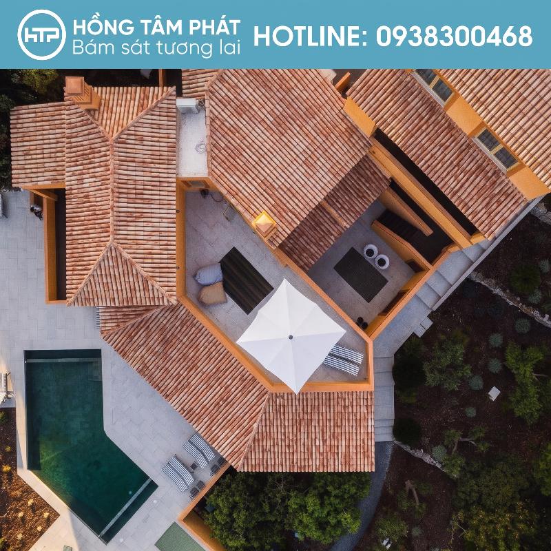 Ngôi nhà có mái ngói biệt thự đẹp mỗi ngày luôn tràn sức sống.
