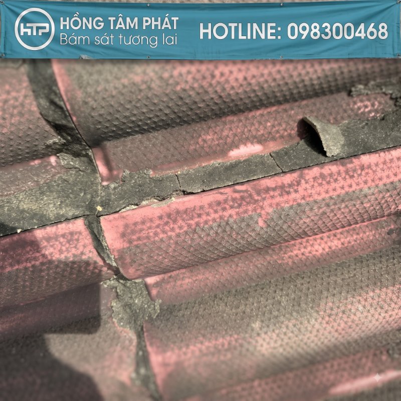 Soi cận cảnh vết nứt ngói – Tìm nguyên nhân rò rỉ âm thầm.
