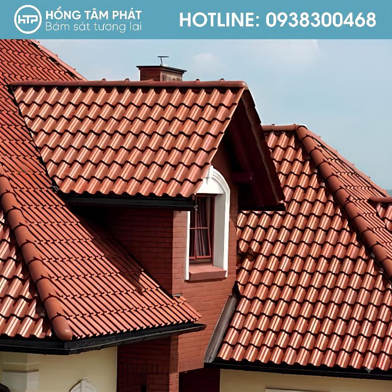 Kỹ thuật thay ngói bị bể đòi hỏi sự khéo léo của người thợ thi công.
