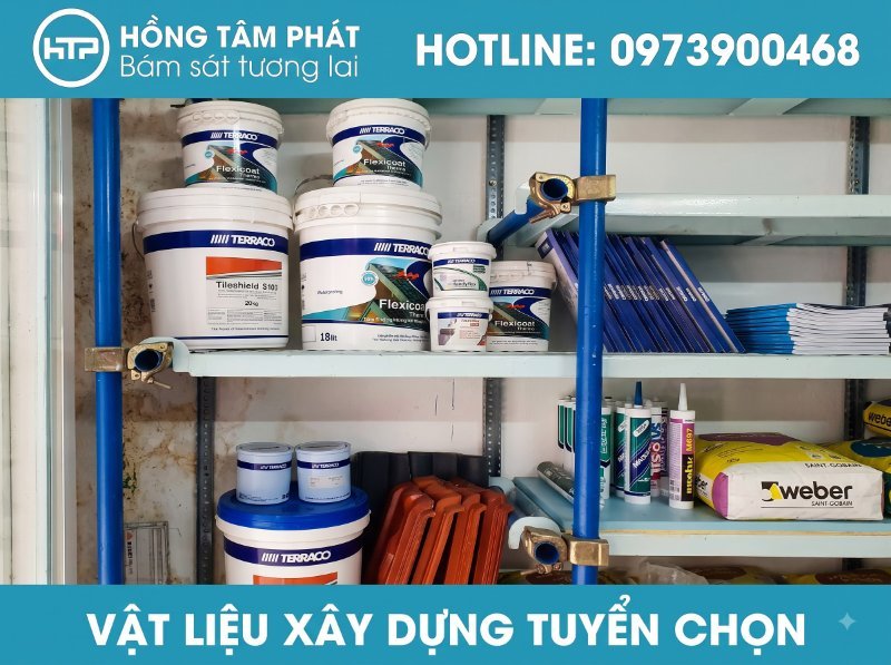 Tẩy sạch rêu phong lâu năm trước khi Sơn terraco phục hồi mái ngói cũ.