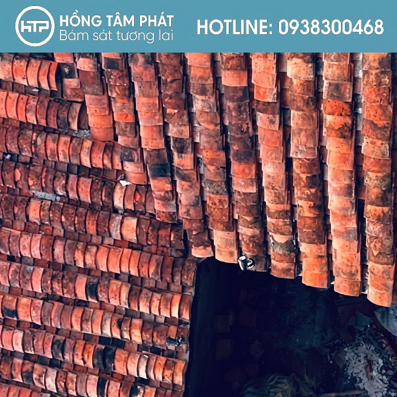 Việc tháo dỡ nhà cổ có ngói giúp thu gom các loại ngói quý giá.