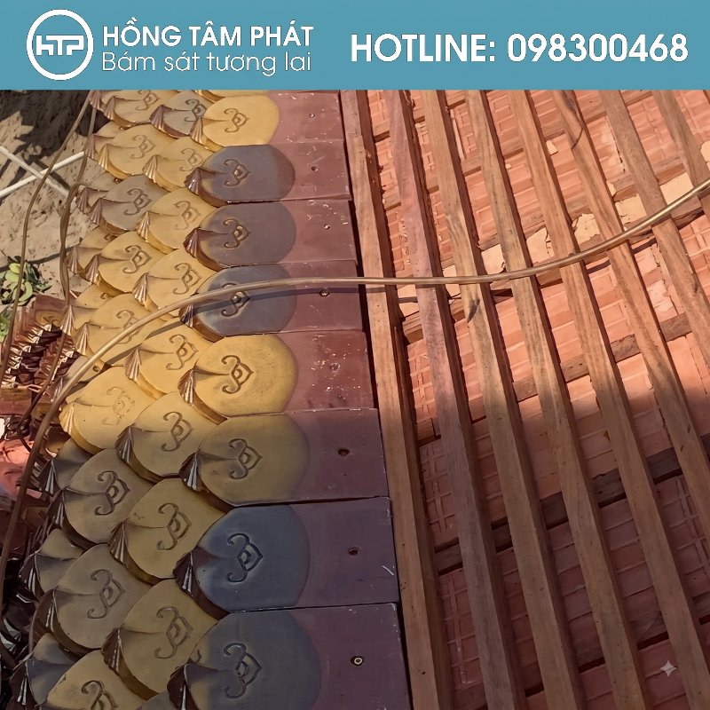Sơn tân trang ngói vảy cá cũ giúp tăng độ bền và độ bóng thẩm mỹ.