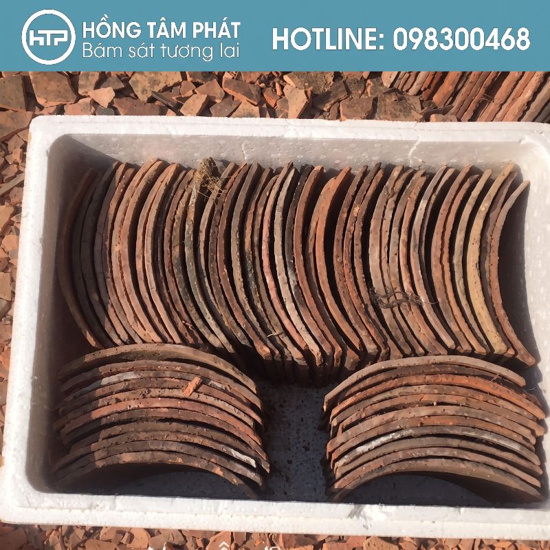 Tháo dỡ nhà cổ có ngói đòi hỏi trang thiết bị bảo hộ đầy đủ nhất.