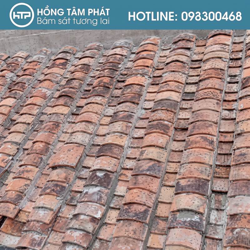 Kỹ thuật tháo dỡ nhà cổ có ngói hạ từng lớp ngói rất nhẹ nhàng.