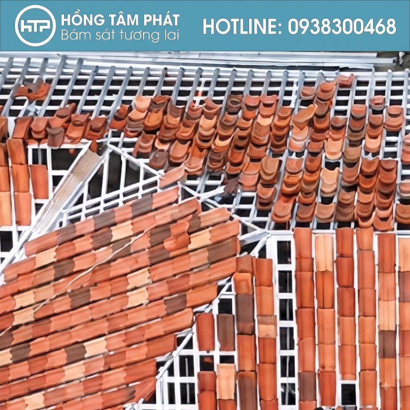 Nhờ tháo dỡ nhà cổ có ngói khéo léo, nguồn ngói cũ được giữ nguyên.