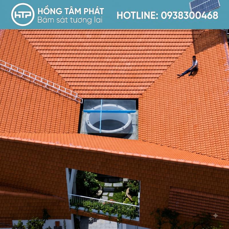 Quy trình làm đẹp mái ngói hàng năm bao gồm vệ sinh và sơn phủ.