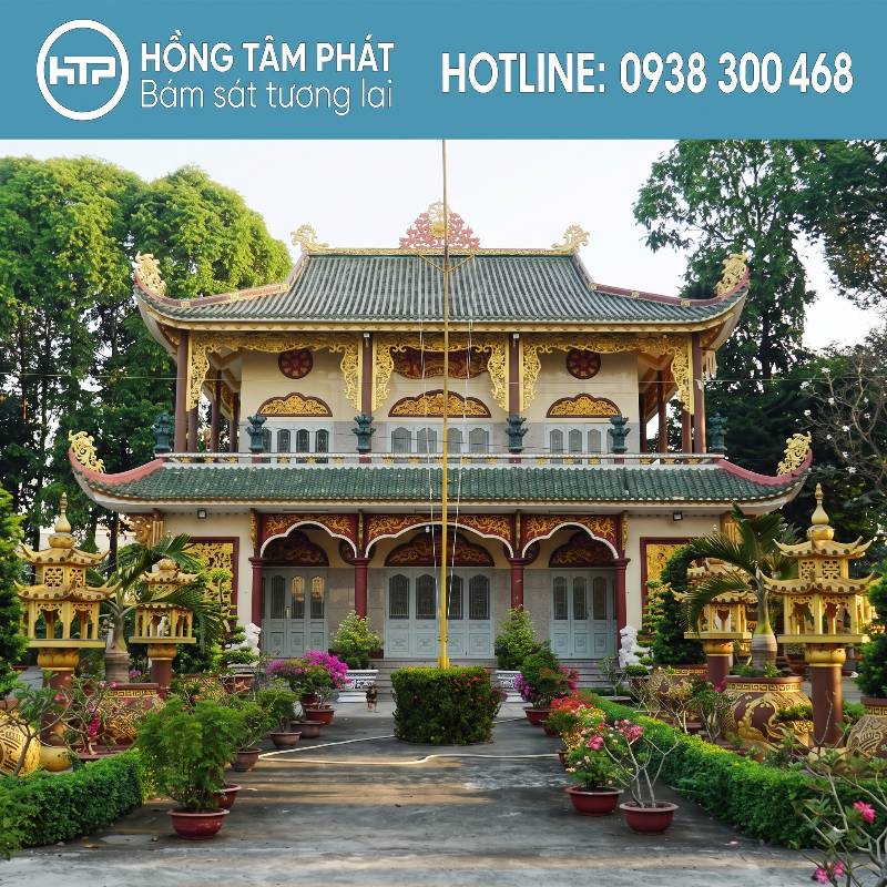 Mái ngói nhà chùa đẹp kết hợp hài hòa cùng cảnh quan thiên nhiên.