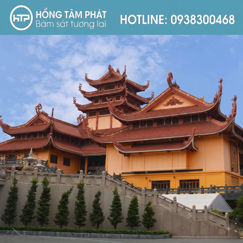 Tiếng chuông vang vọng bên mái ngói nhà chùa đẹp thật an yên.