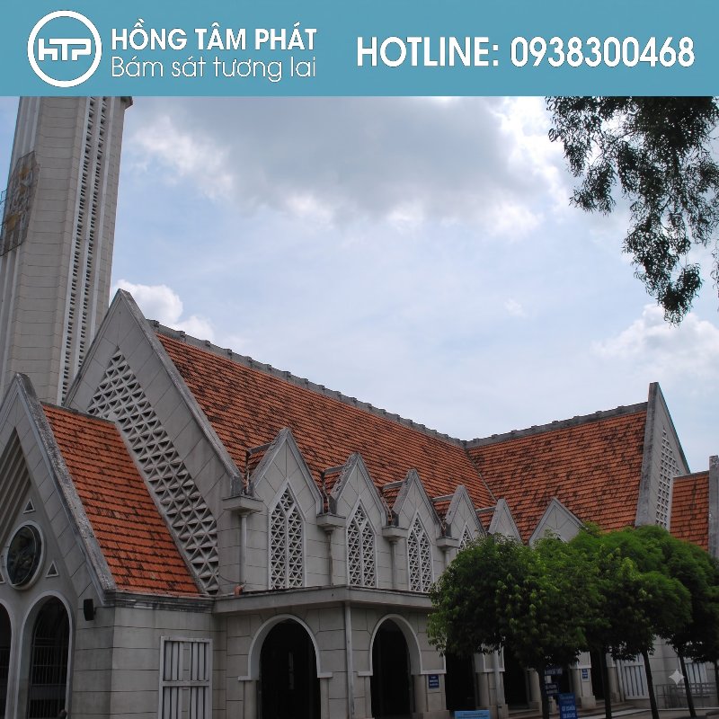 Mái ngói nhà thờ đẹp tôn lên vẻ uy nghiêm và cổ kính tôn giáo.