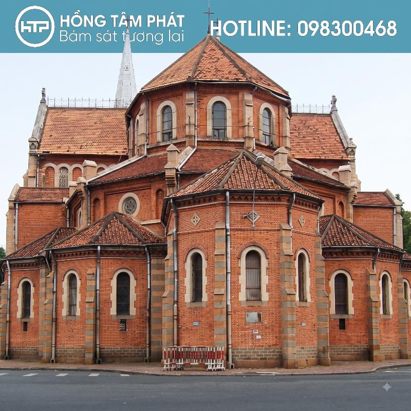 Chi&ecirc;m ngưỡng m&aacute;i ng&oacute;i nh&agrave; thờ đẹp giữa bầu trời xanh bao la.