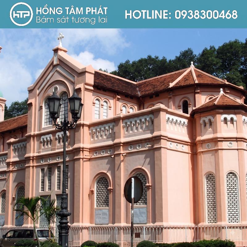 Đội thợ chăm chút lợp mái ngói nhà thờ đẹp vô cùng tỉ mỉ.